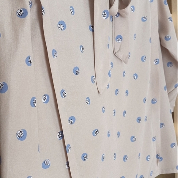 *1970s* VINTAGE Office Secretary BLOUSE Neck line bow. 1/2 Sleeves - Picture 6 of 9